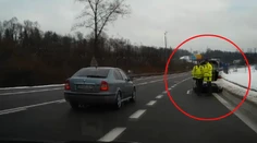 Video od nahnevaného diváka. Policajti odstavovali v odbočovacom pruhu