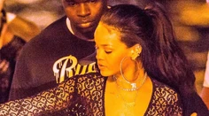 Takto sa chodí na párty? Rihanna len v nohavičkách a hore bez