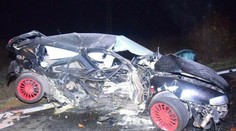 Alfa Romeo s dvomi mladými ľuďmi dostala pri predbiehaní za Krupinou šmyk. Posádka auta zahynula