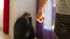 Žena bojuje v nemocnici o život po brutálnom útoku partnera. Za podobný čin bol v podmienke