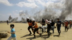 Palestínčania protestujú, Izrael ostreľuje. Na hraniciach s pásmom Gazy zomreli desiatky ľudí