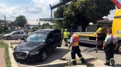 Kuriózna nehoda v Malackách: Auto na parkovisku sa prepadlo do jamy