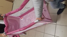 Kontrolóri varujú pred nebezpečnou detskou postieľkou. Po spustení funkcie sa môže prevrátiť