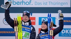 V miešanej štafete triumfovali nórski biatlonisti, Slovákov stiahli z trate