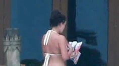 Prichytená Kim Kardashian! V bikinách ukázala veľký zadok