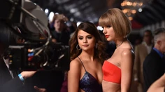 Móda z Grammy: Kráľovnami večera Taylor Swift a Selena Gomez