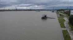 Na Dunaji pri obci Klížska Nemá uviazli na plytčiine dve lode