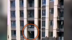 VIDEO: Trojročný chlapec takmer prišiel o život po páde z balkóna. Zachránili ho okoloidúci