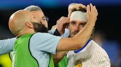 VIDEO: Mbappé nebol jedinou hviezdou od krvi. Griezmann hlavou tvrdo narazil do reklamného mantinelu