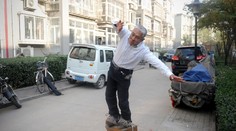 Robotník nosí 400-kilové topánky a zbavil sa bolestí chrbta (video)