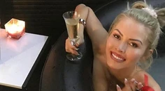 Mia Bella po zmenšení pŕs opäť mení imidž. Už nie je blondína