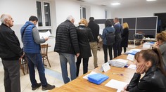 Vo volebných miestnostiach, najmä vo veľkých mestách, ľudia čakali v radoch desiatky minút