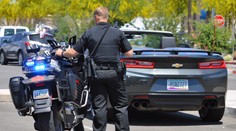 Otec nechal šoférovať auto svojho 10-ročného syna. Keď ich zastavila polícia, popíjal na sedadle spolujazdca