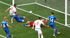 Island sa v závere zápasu vlastným gólom obral o víťazstvo