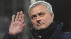 Tottenham prepustil Mourinha, tím povedie Mason