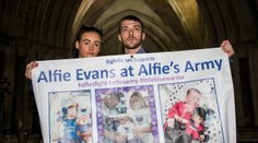 Malý Alfie vyrazil lekárom dych. Žije aj po odpojení od prístrojov