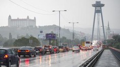 Podvečer hrozia silné búrky v okolí Bratislavy a Trnavy. Meteorológovia zvýšili stupeň výstrahy