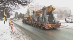 Demolačný stroj, ktorý búral v Prešove panelák po výbuchu, dnes prevážali do Čiech