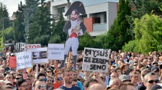 Pred komplexom Bonaparte sa protestovalo. Takto to tam vyzeralo