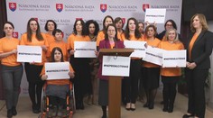 Ženy z opozície prišli do parlamentu v oranžových tričkách. Posielajú tým odkaz koalícii