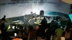 VIDEO: Smrtiaca vlna cunami zmietla z pódia nič netušiacu kapelu