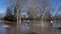 Silný prúd vody zaplavil Sad Janka Kráľa, potopa sa ihneď stala atrakciou