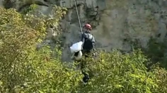 Na lane sa ocitol mimoriadne nezvyčajný pasažier. Nezľutoval by sa len surovec