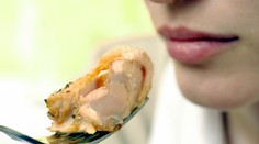 Zjedla obľúbenú rybu, teraz bojuje o život. Žene museli amputovať všetky štyri končatiny