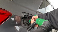 Ceny palív by mali v najbližšom období klesnúť. Experti však upozorňujú na jednu vec, ktorá by to mohla zvrátiť