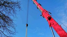 Traja mladíci vleteli s autom do Váhu. Dvaja vyplávali, jeden zahynul