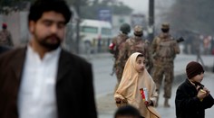Obesili štyroch útočníkov na pakistanskú školu