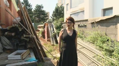 Rodina už dva roky nemôže dokončiť prístavbu domu. Susedia ju neustále napádajú