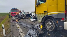 Čelná zrážka auta s kamiónom pri Trebišove. Vodič nemal šancu prežiť