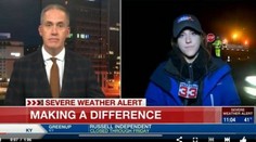 VIDEO: Reportérku počas živého vysielania zrazilo auto. Napriek tomu pokračovala