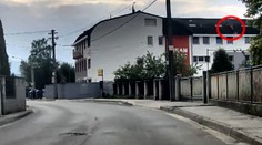 Dramatická záchranná akcia v Trenčíne. Muž visel zo strešného okna