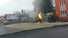 Kuriózna nehoda pri Žiline. Auto zhorelo pred hasičskou zbrojnicou