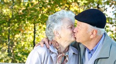 Žiadny sex po sedemdesiatke? Seniori si užívajú možno častejšie ako vy!