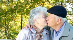 Žiadny sex po sedemdesiatke? Seniori si užívajú možno častejšie ako vy!