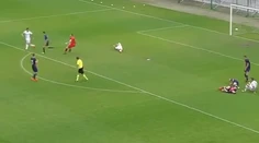 VIDEO: Kuriózny moment v maďarskej lige, jeden hráč "zložil" k zemi troch súperov
