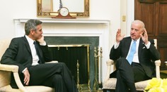 Clooney vyzval Bidena, aby sa vzdal kandidatúry. Demokratov žiada, aby vybrali niekoho iného