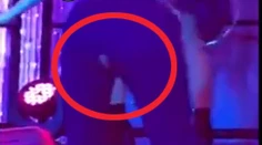 Vďaka diere na nohaviciach otrčila raperka fanúšikom aj to, čo nechcela
