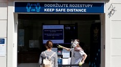 Česko zavádza nové prísnejšie opatrenia: Všetci žiaci musia mať v školách rúška