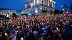 Poľský ľud v uliciach, kontroverznú reformu súdnictva schválil po Sejme aj Senát
