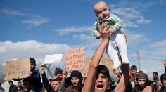 Grécko musí nápor migrantov zvládnuť najneskôr do mája