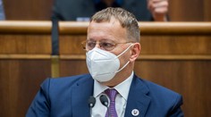 Kollár sedel za okrúhlym stolom iba s opozícou. Tá kritizuje koalíciu, že neprišla