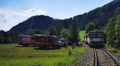 Ďalšia tragédia na železničnom priecestí: Rozbehnutý vlak tlačil auto 150 metrov