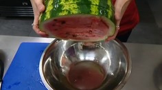 Otestovali sme "finty" na lúpanie ovocia