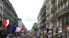 Tisíce Francúzov protestovali proti COVID pasom, polícia zasahovala aj so slzným plynom
