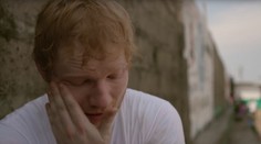 Premohli ho slzy. Ed Sheeran sa počas rozhovoru zrútil