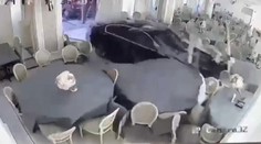 VIDEO: Vodič omylom šliapol na plyn, keď jeho žena vystupovala na parkovisku. Autom vpálil do reštaurácie